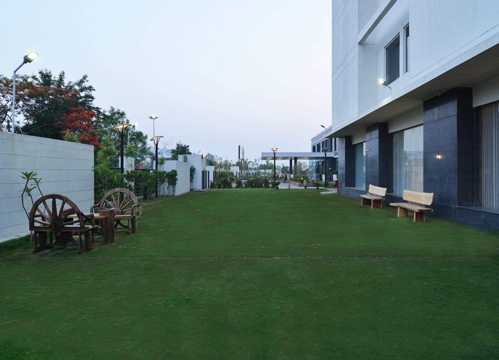 Red Fox By Lemon Tree Hotels, Bhiwadi Esterno foto
